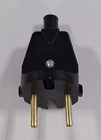 Вилка штепсельная универсальная черная В6-001